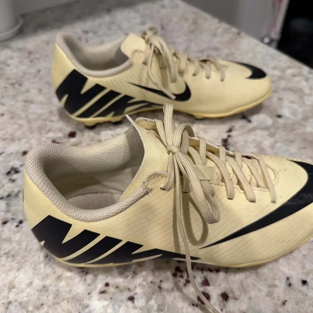 Nike Mercurial Vapor 15 Club FG/MG Lemonade Youth‎ Soccer Cleats Youth size 4.5.